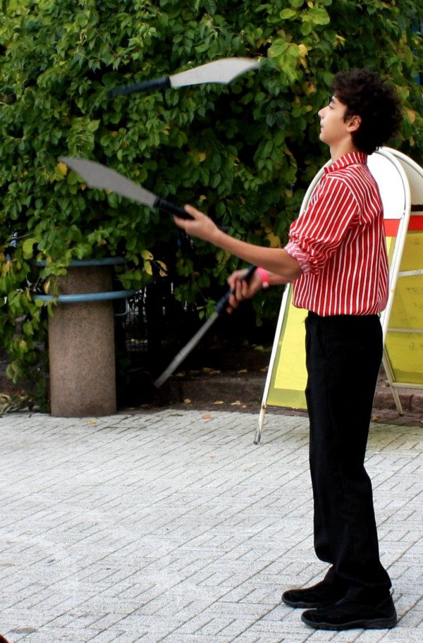 Juggling Knives